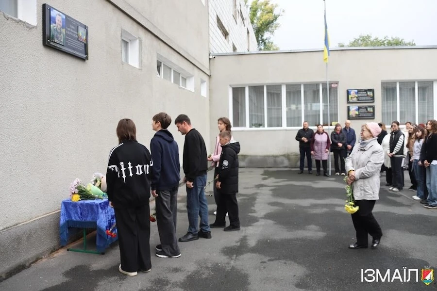 На стінах рідної школи в Ізмаїлі відкрили меморіальну дошку на честь Сергія Каяфи