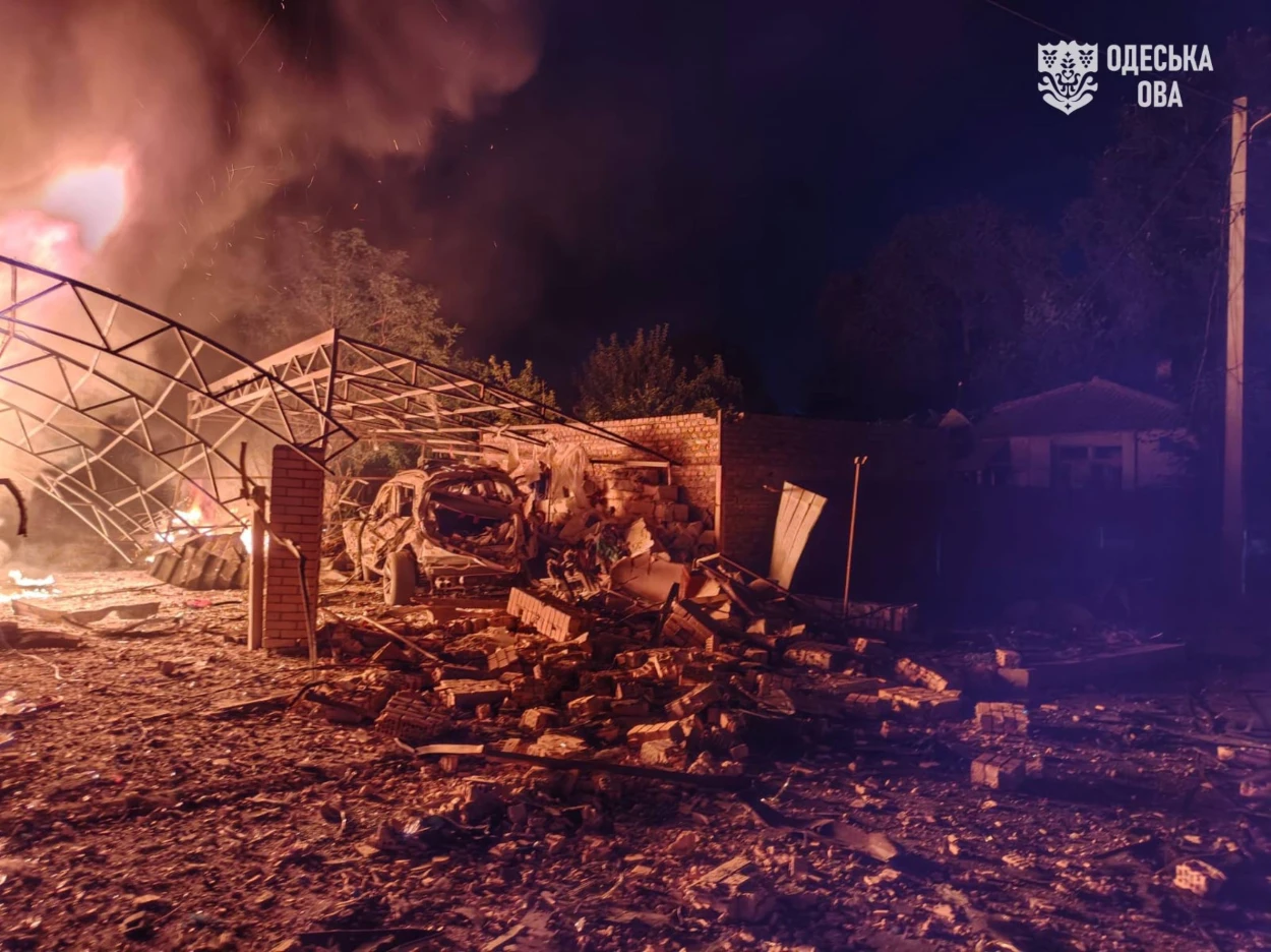 Нічна атака на Ізмаїльщину: внаслідок падіння уламків «шахеда» спалахнув приватний будинок (відео)