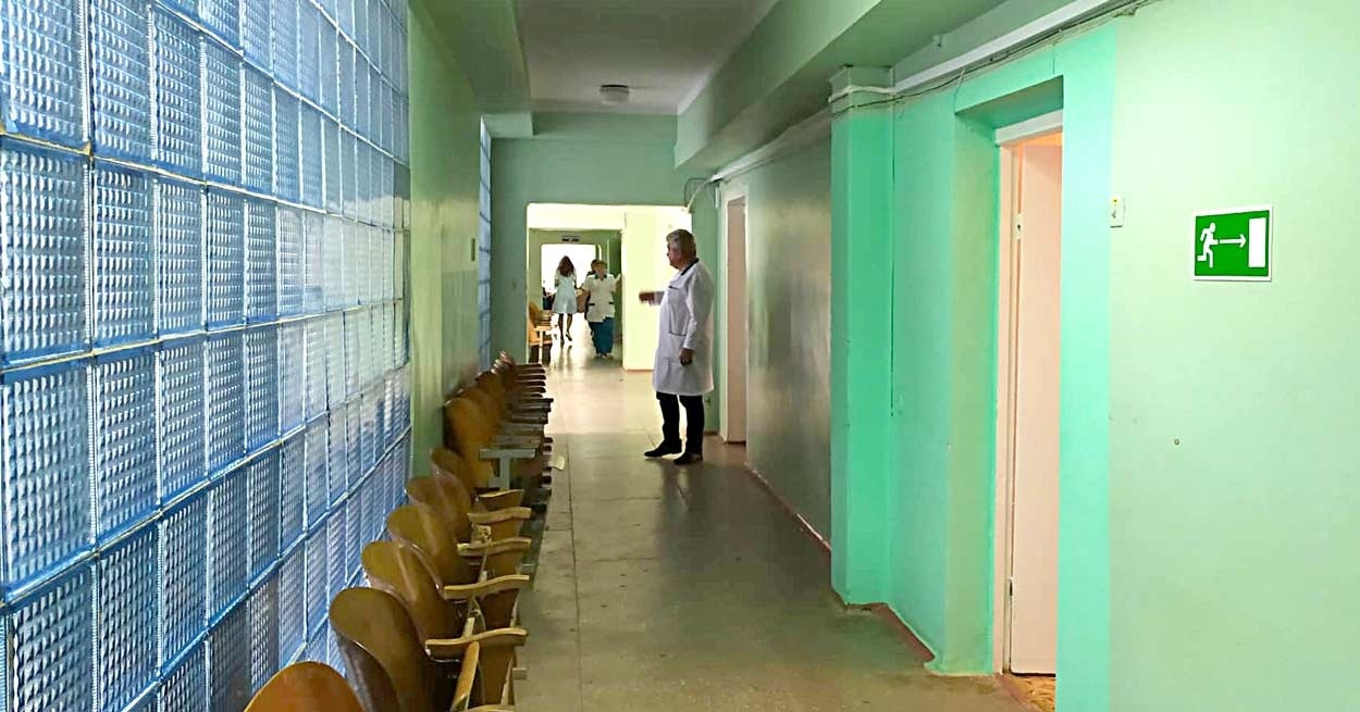 Теперь коридоры поликлиники почти пусты: электронная очередь регулирует поток посетителей