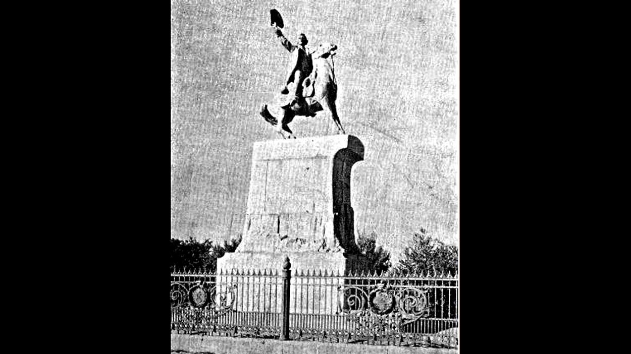 Таким первоначально был памятник, установленный на Рымникском поле в 1913 году
