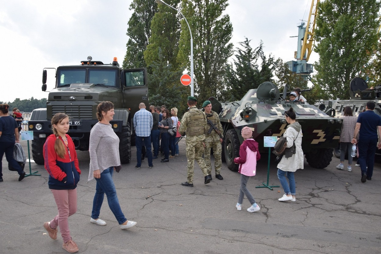 Выставка военной техники на День города