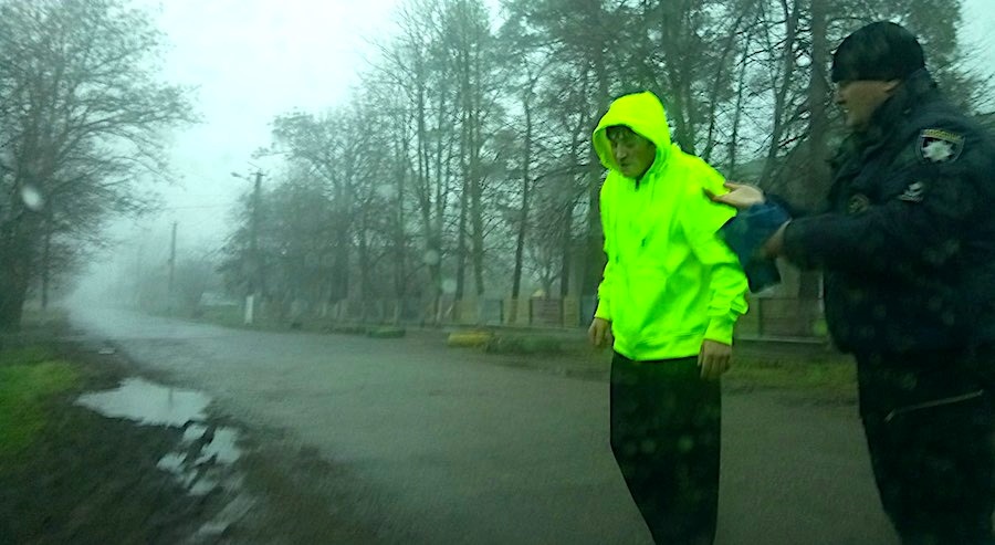 Полиция общается с хозяином собак