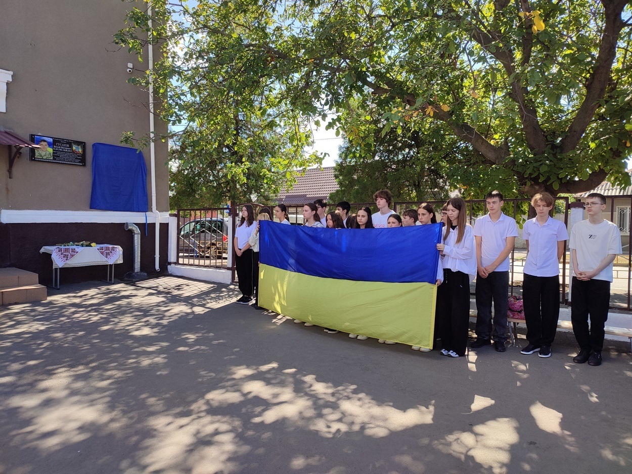 В Ізмаїлі вшанували пам'ять захисника Леоніда Шахрая, встановивши меморіальну дошку з його іменем