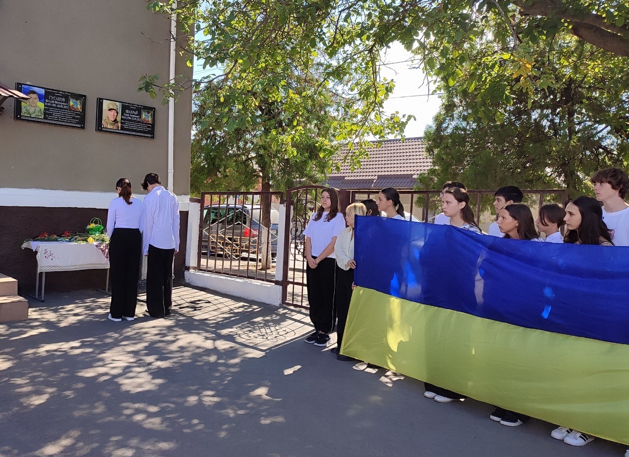 В Ізмаїлі вшанували пам'ять захисника Леоніда Шахрая, встановивши меморіальну дошку з його іменем