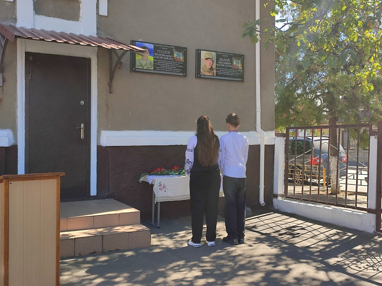 В Ізмаїлі вшанували пам'ять захисника Леоніда Шахрая, встановивши меморіальну дошку з його іменем
