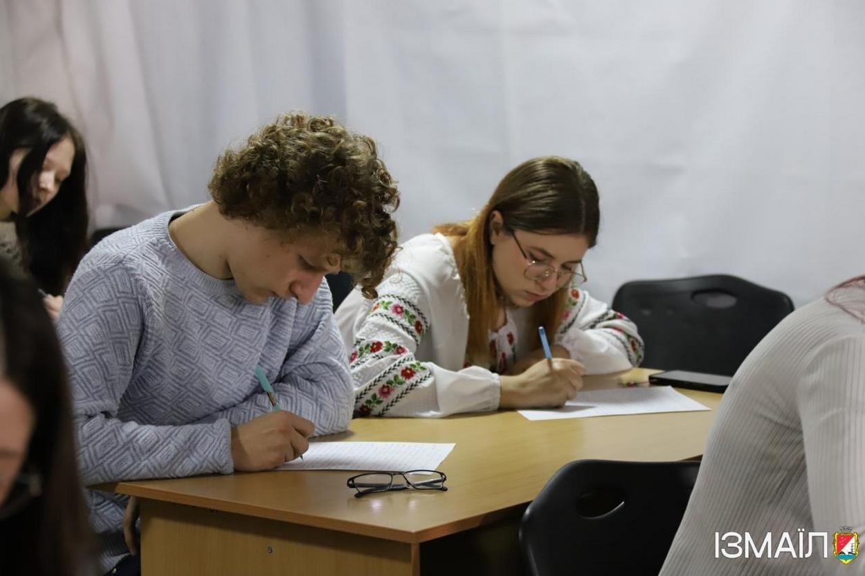 Ізмаїл разом з усією країною в прямому ефірі писав Всеукраїнський радіодиктант