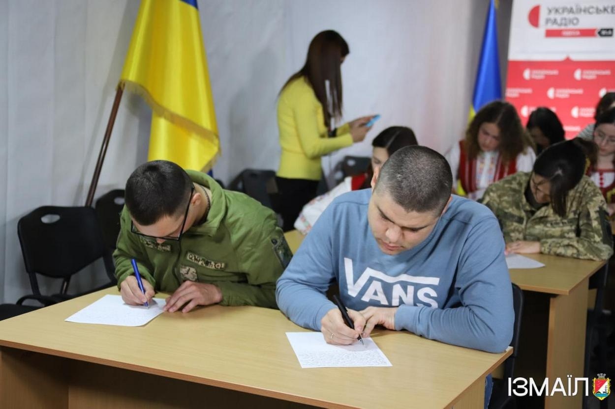 Ізмаїл разом з усією країною в прямому ефірі писав Всеукраїнський радіодиктант