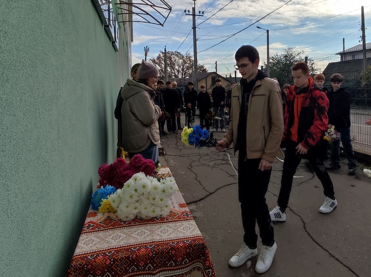В Ізмаїлі вшанували пам'ять захисника Олексія Гайсюка: відкрито меморіальну дошку з його ім’ям