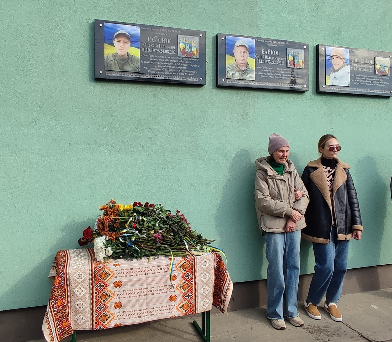 В Ізмаїлі вшанували пам'ять захисника Олексія Гайсюка: відкрито меморіальну дошку з його ім’ям