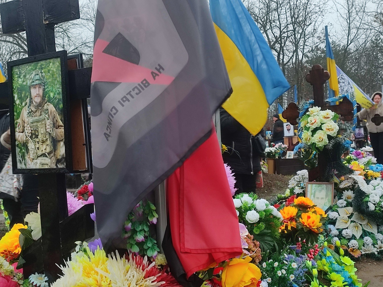 В День ЗСУ ізмаїльчани вшанували пам'ять полеглих захисників, поклавши квіти до могил героїв