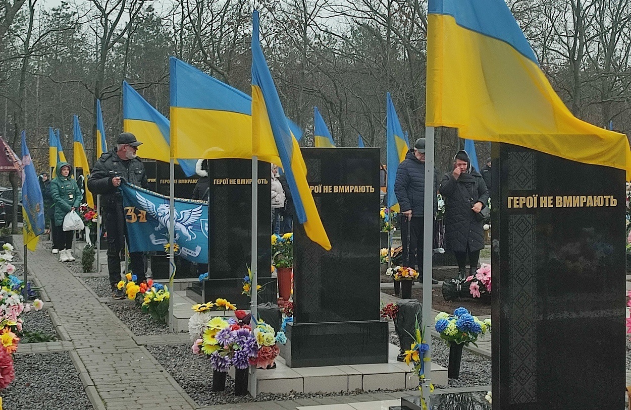 В День ЗСУ ізмаїльчани вшанували пам'ять полеглих захисників, поклавши квіти до могил героїв