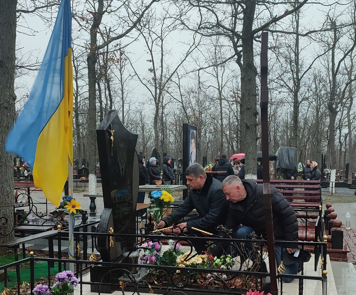 В День ЗСУ ізмаїльчани вшанували пам'ять полеглих захисників, поклавши квіти до могил героїв