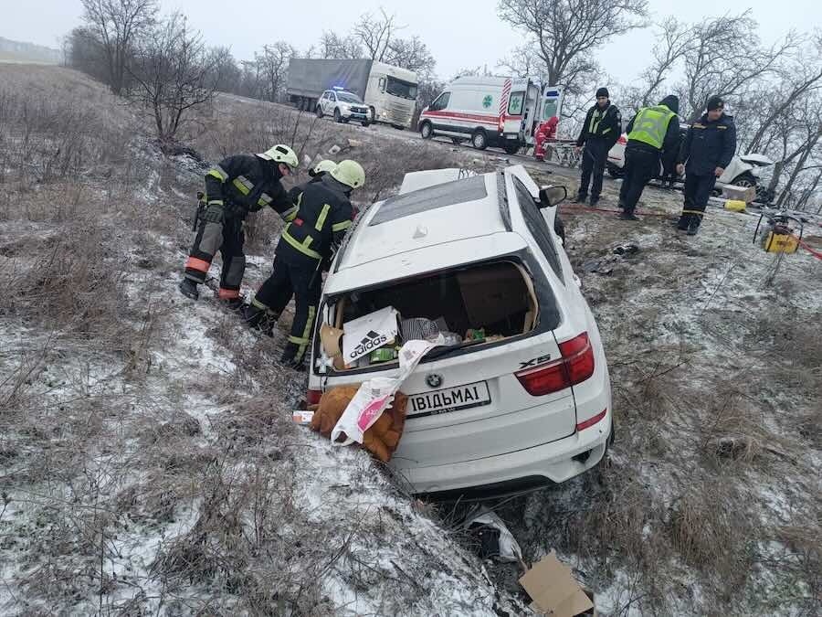 На трасі під Ізмаїлом серйозна ДТП: водійка затиснута у BMW, 4 потерпілих