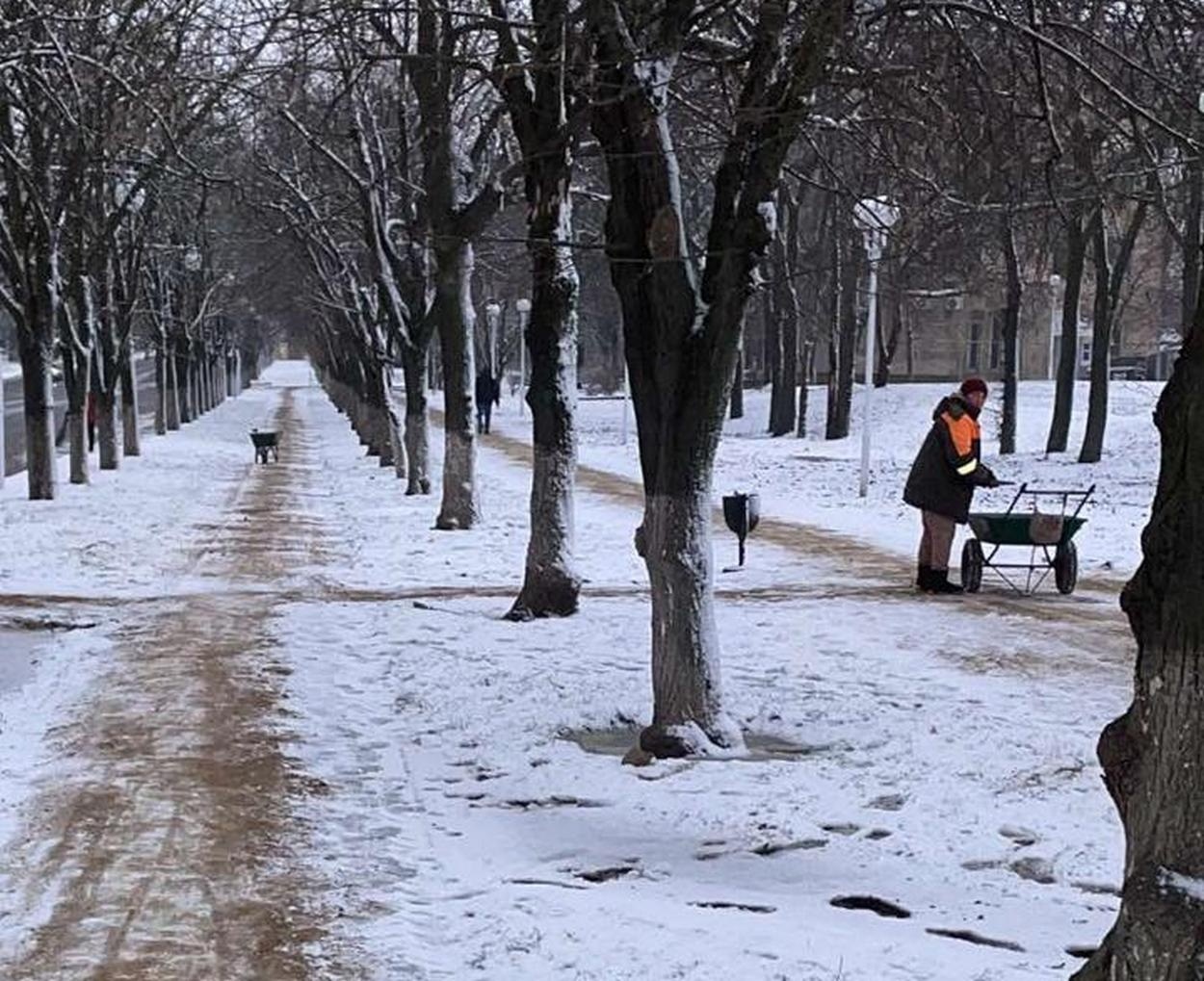 В Ізмаїлі сніг: працівники комунальних служб працюють на вулицях міста (фото)
