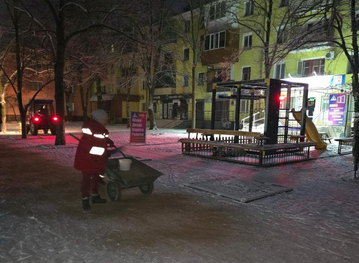 В Ізмаїлі сніг: працівники комунальних служб працюють на вулицях міста (фото)