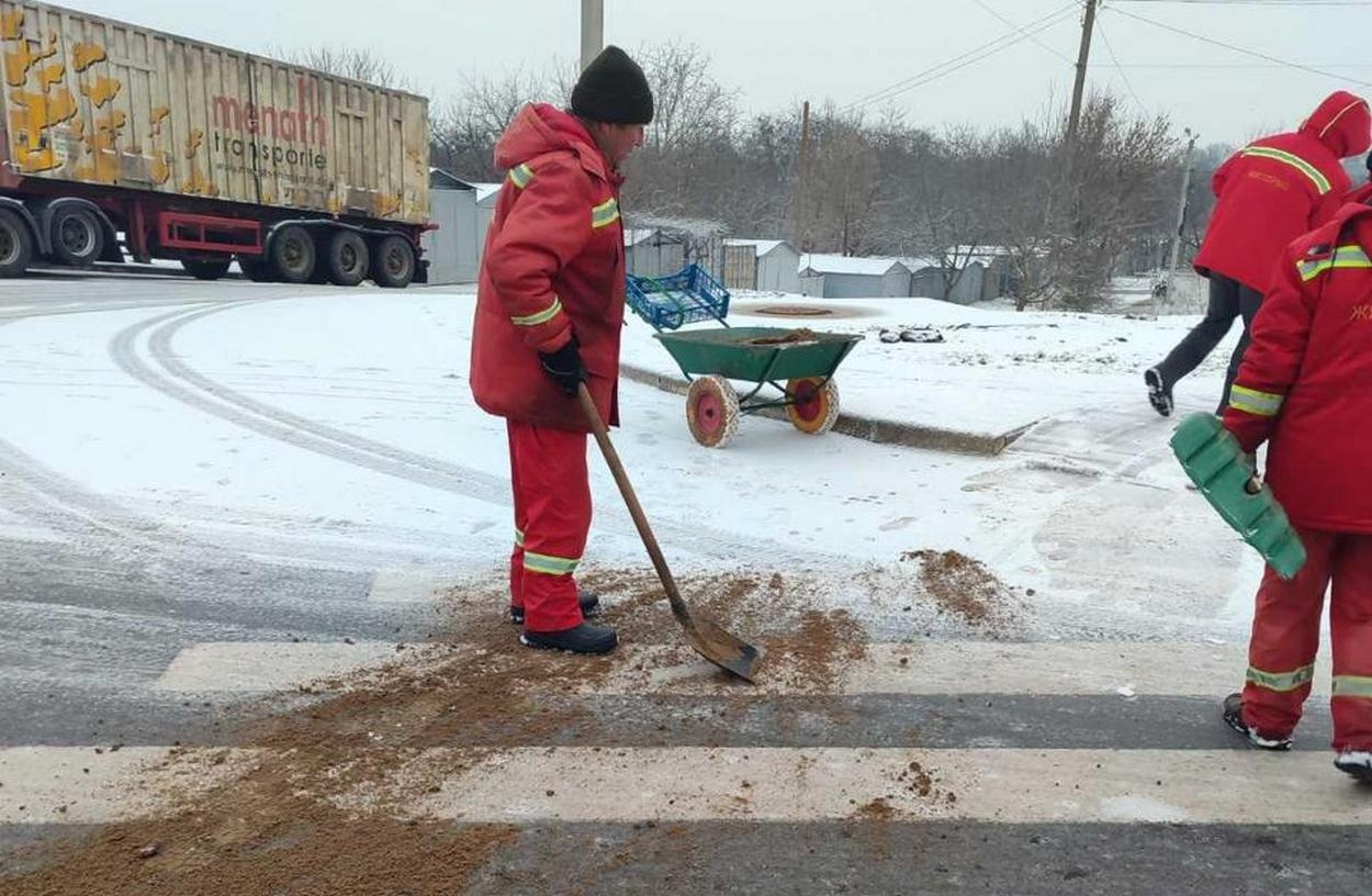 В Ізмаїлі сніг: працівники комунальних служб працюють на вулицях міста (фото)