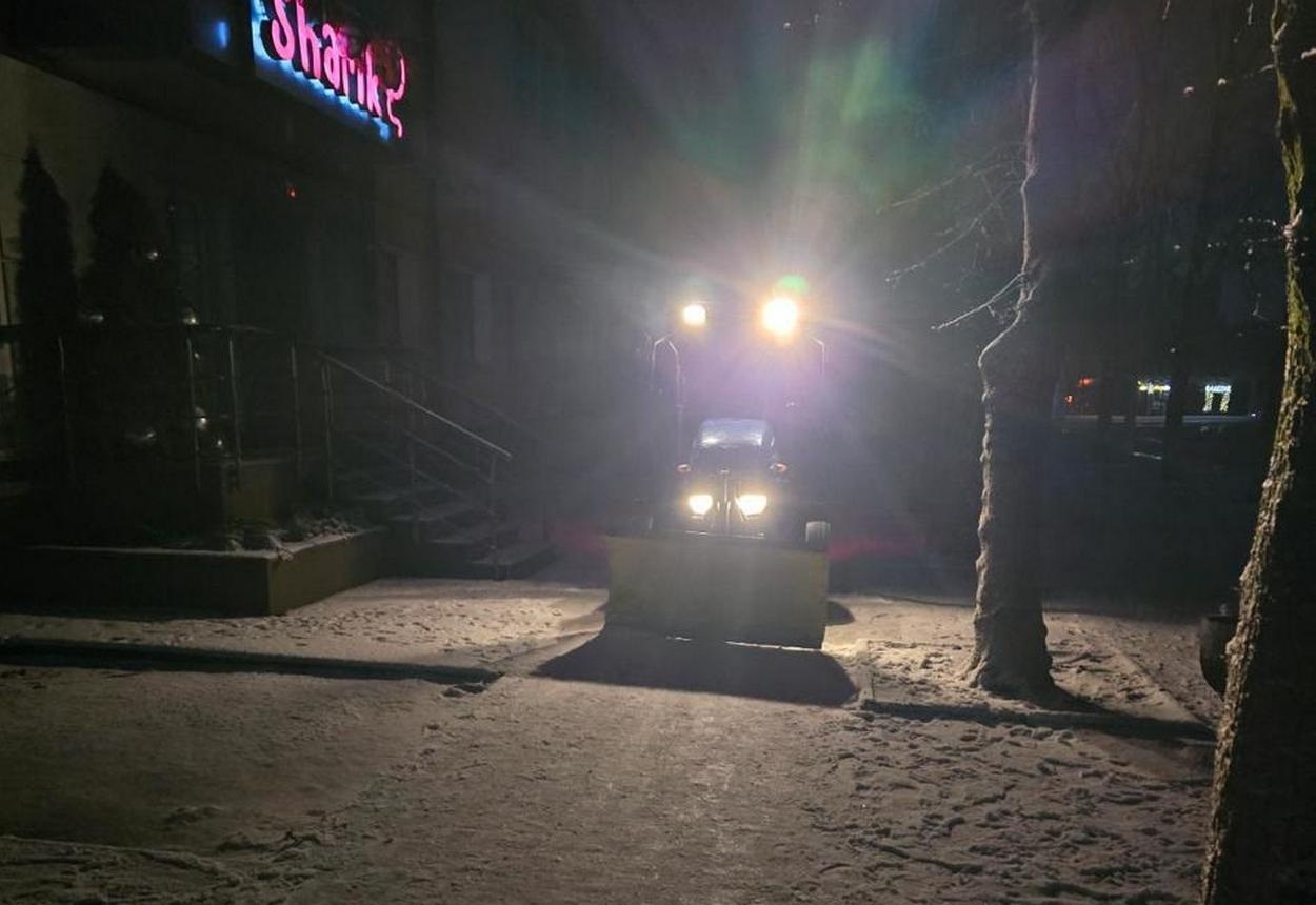 В Ізмаїлі сніг: працівники комунальних служб працюють на вулицях міста (фото)