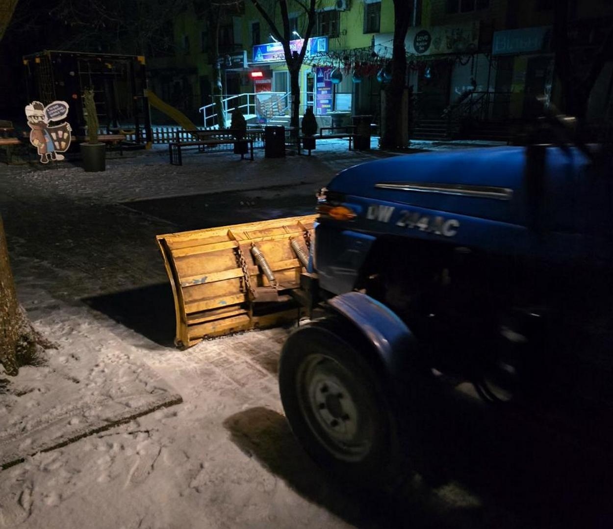 В Ізмаїлі сніг: працівники комунальних служб працюють на вулицях міста (фото)