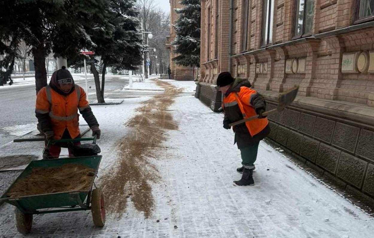 В Ізмаїлі сніг: працівники комунальних служб працюють на вулицях міста (фото)