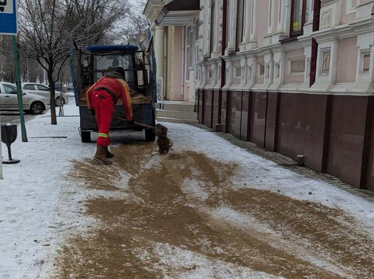В Ізмаїлі сніг: працівники комунальних служб працюють на вулицях міста (фото)