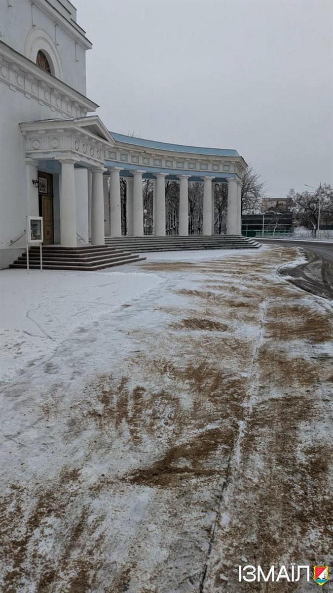 В Ізмаїлі сніг: працівники комунальних служб працюють на вулицях міста (фото)