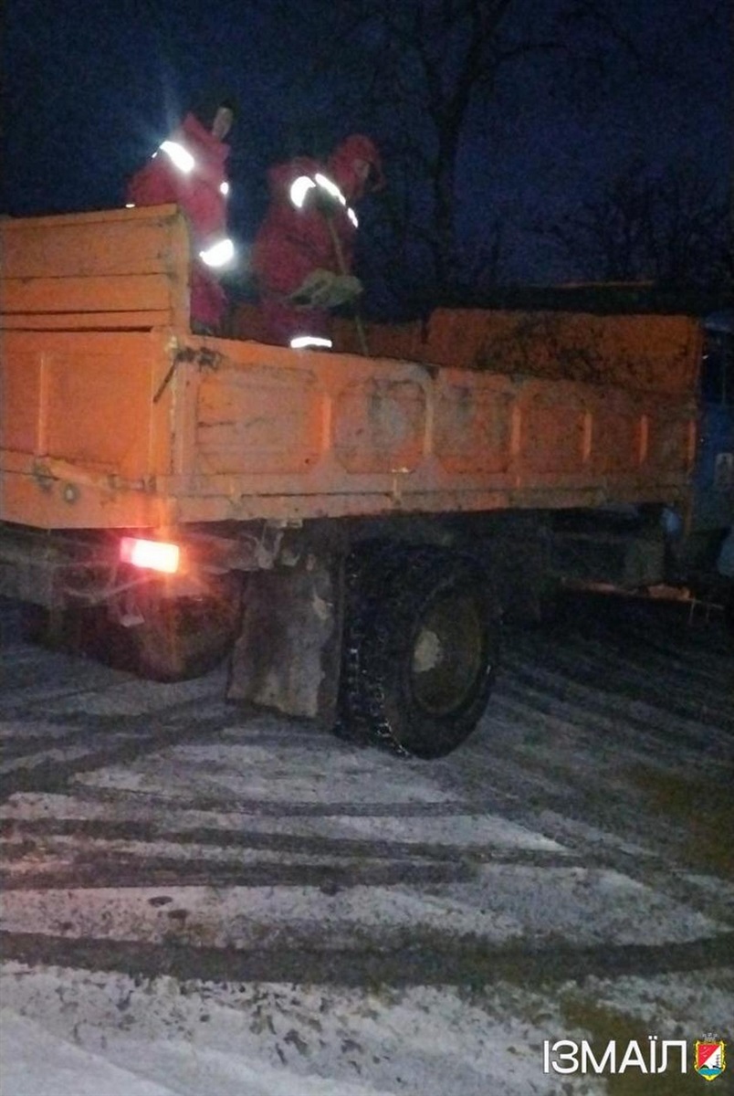 В Ізмаїлі сніг: працівники комунальних служб працюють на вулицях міста (фото)