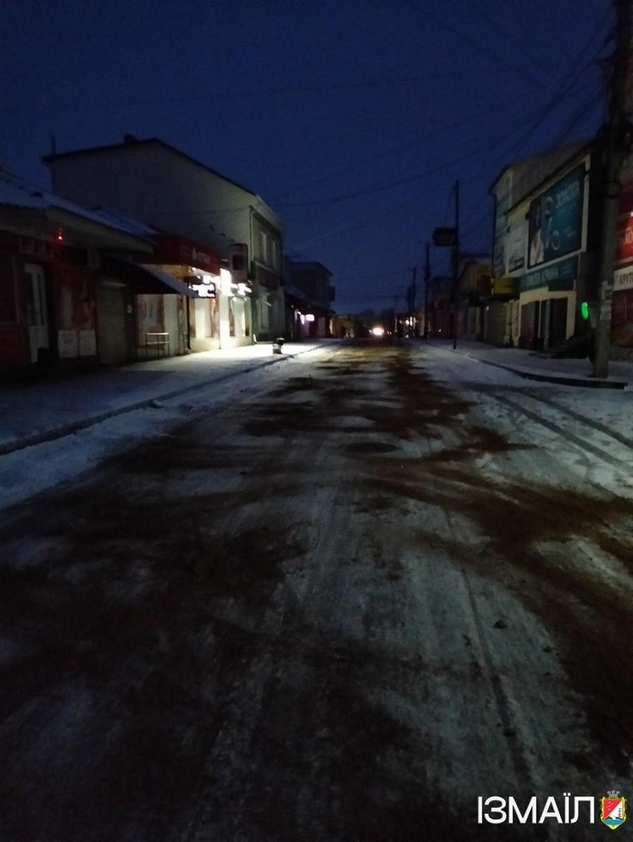 В Ізмаїлі сніг: працівники комунальних служб працюють на вулицях міста (фото)