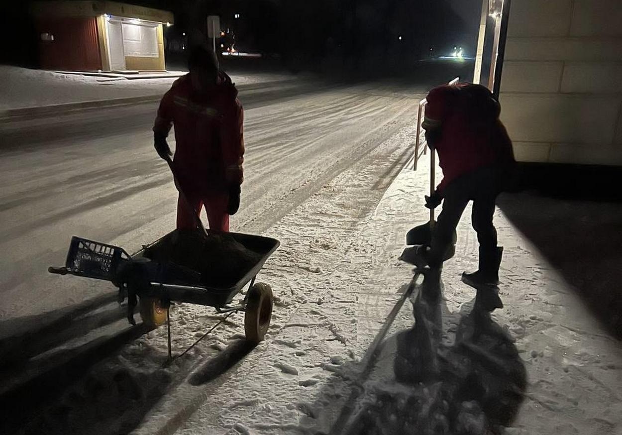 В Ізмаїлі сніг: працівники комунальних служб працюють на вулицях міста (фото)