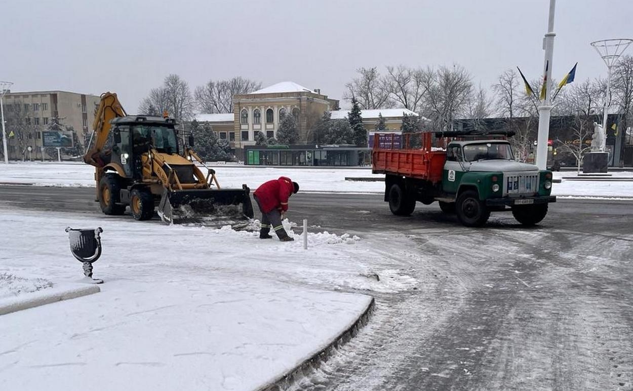 В Ізмаїлі сніг: працівники комунальних служб працюють на вулицях міста (фото)