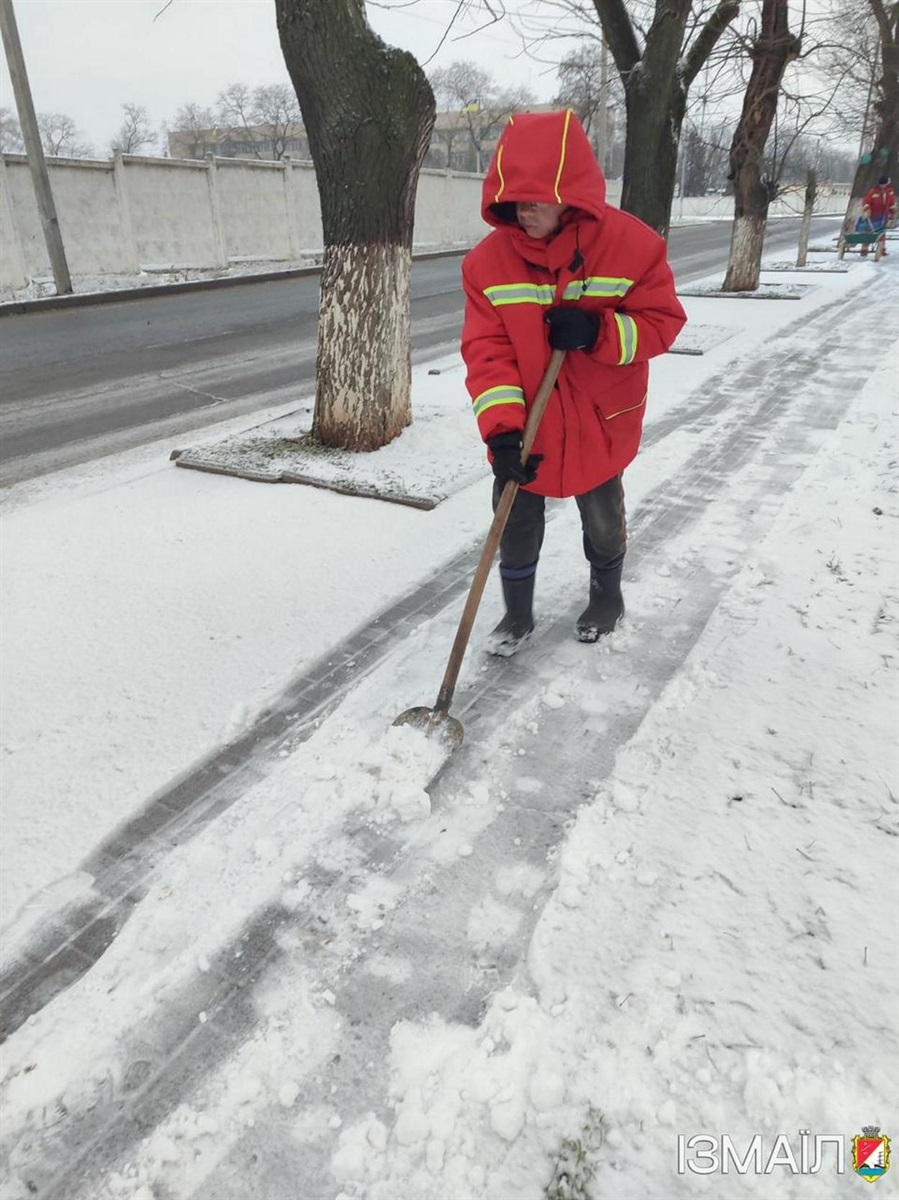 В Ізмаїлі сніг: працівники комунальних служб працюють на вулицях міста (фото)