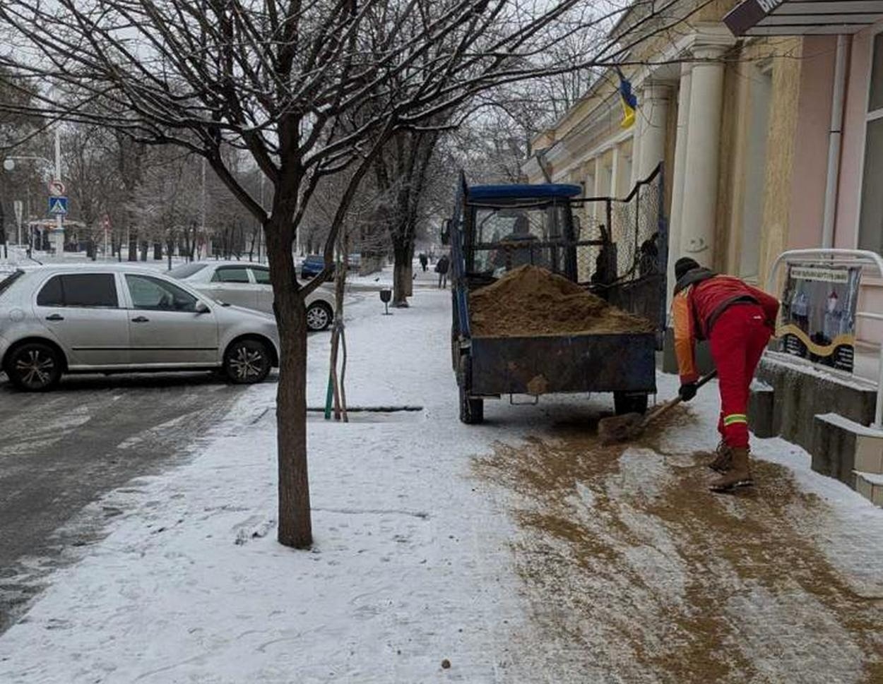 В Ізмаїлі сніг: працівники комунальних служб працюють на вулицях міста (фото)