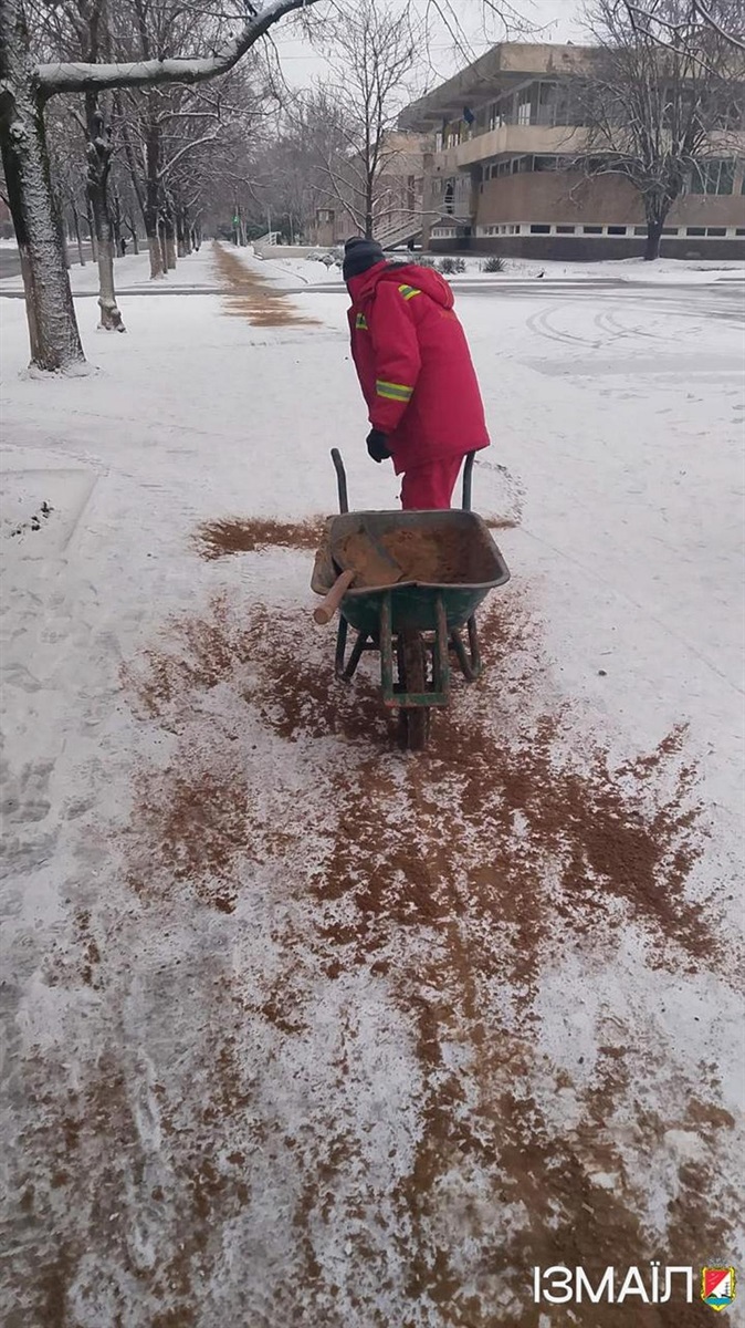 В Ізмаїлі сніг: працівники комунальних служб працюють на вулицях міста (фото)