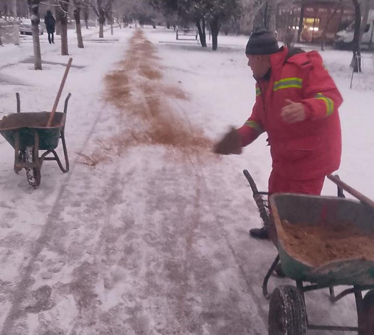 В Ізмаїлі сніг: працівники комунальних служб працюють на вулицях міста (фото)