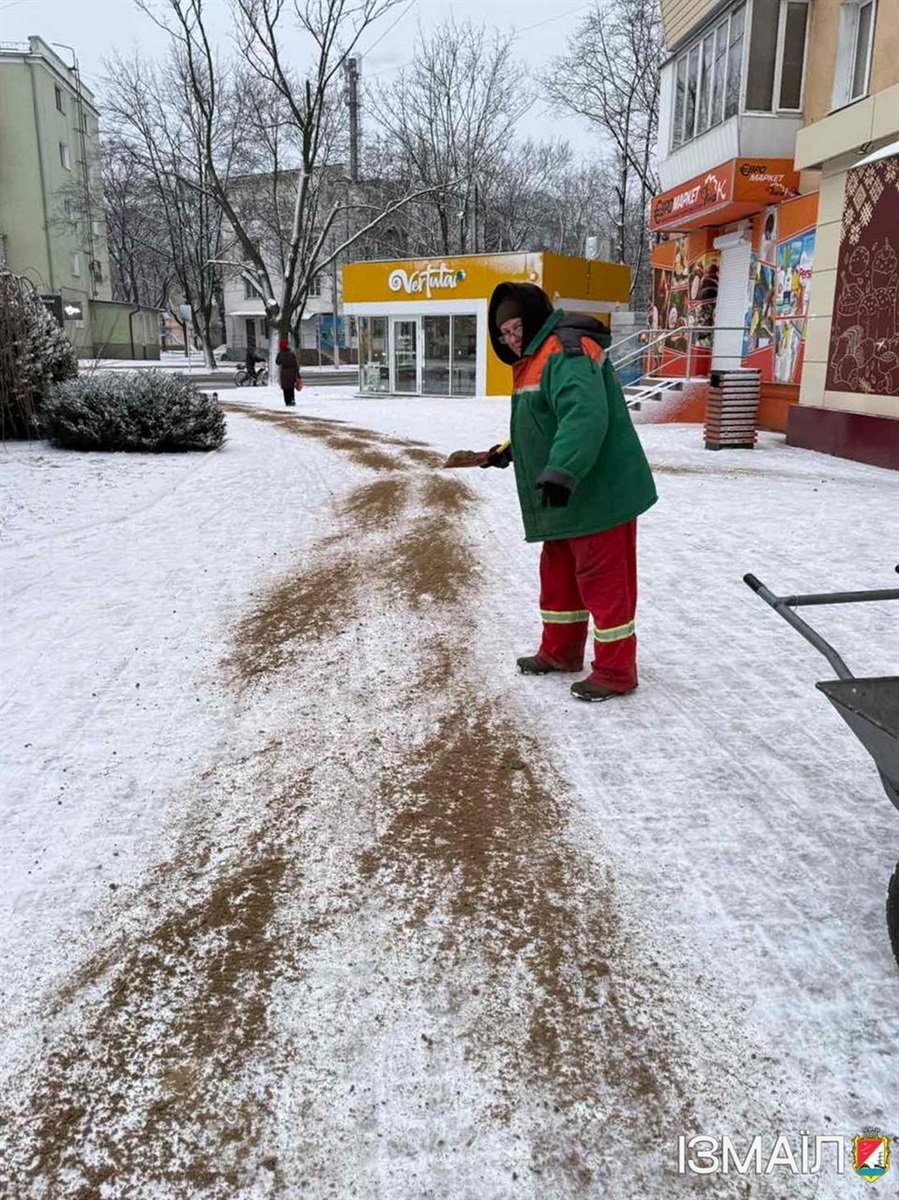 В Ізмаїлі сніг: працівники комунальних служб працюють на вулицях міста (фото)