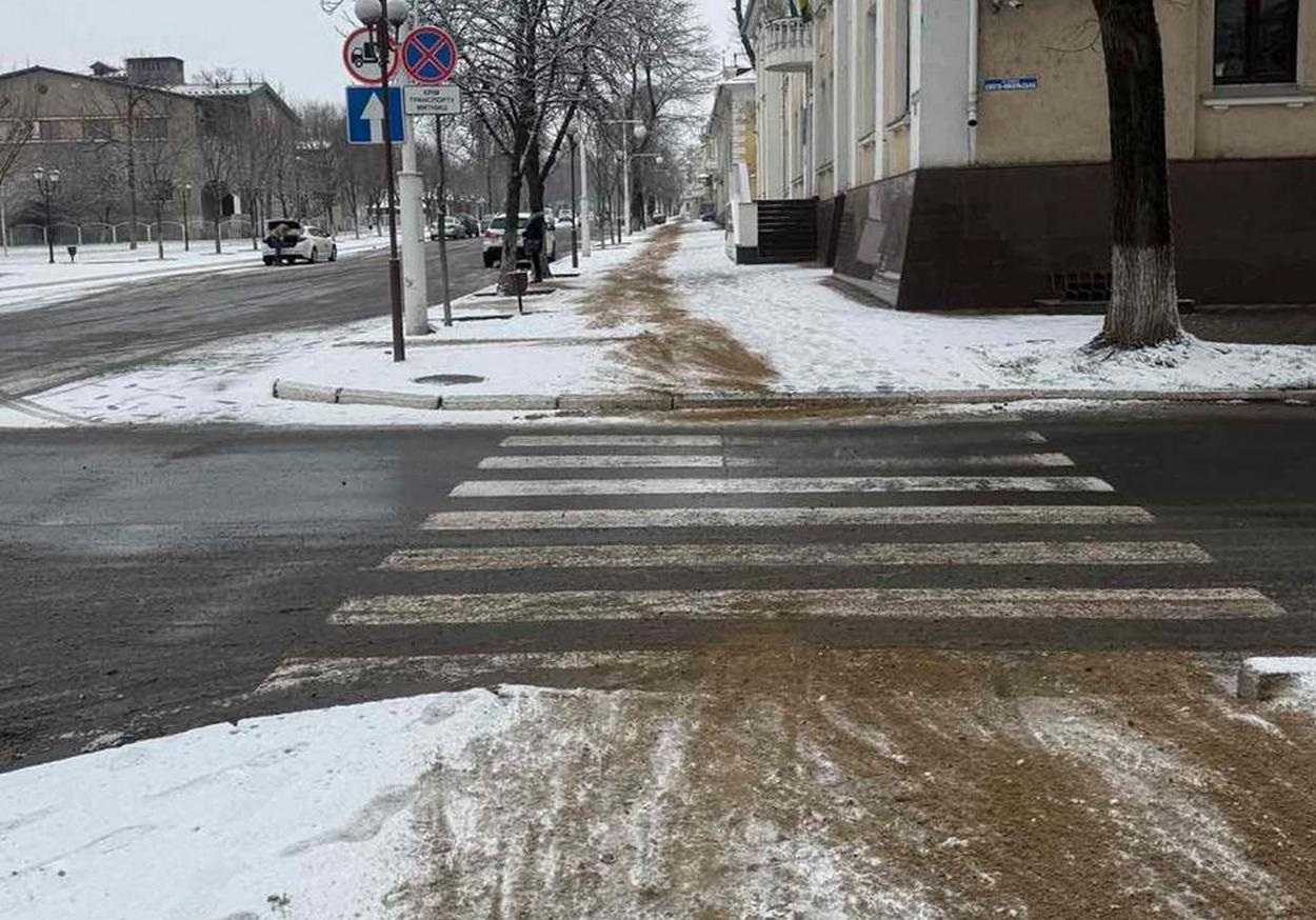 В Ізмаїлі сніг: працівники комунальних служб працюють на вулицях міста (фото)