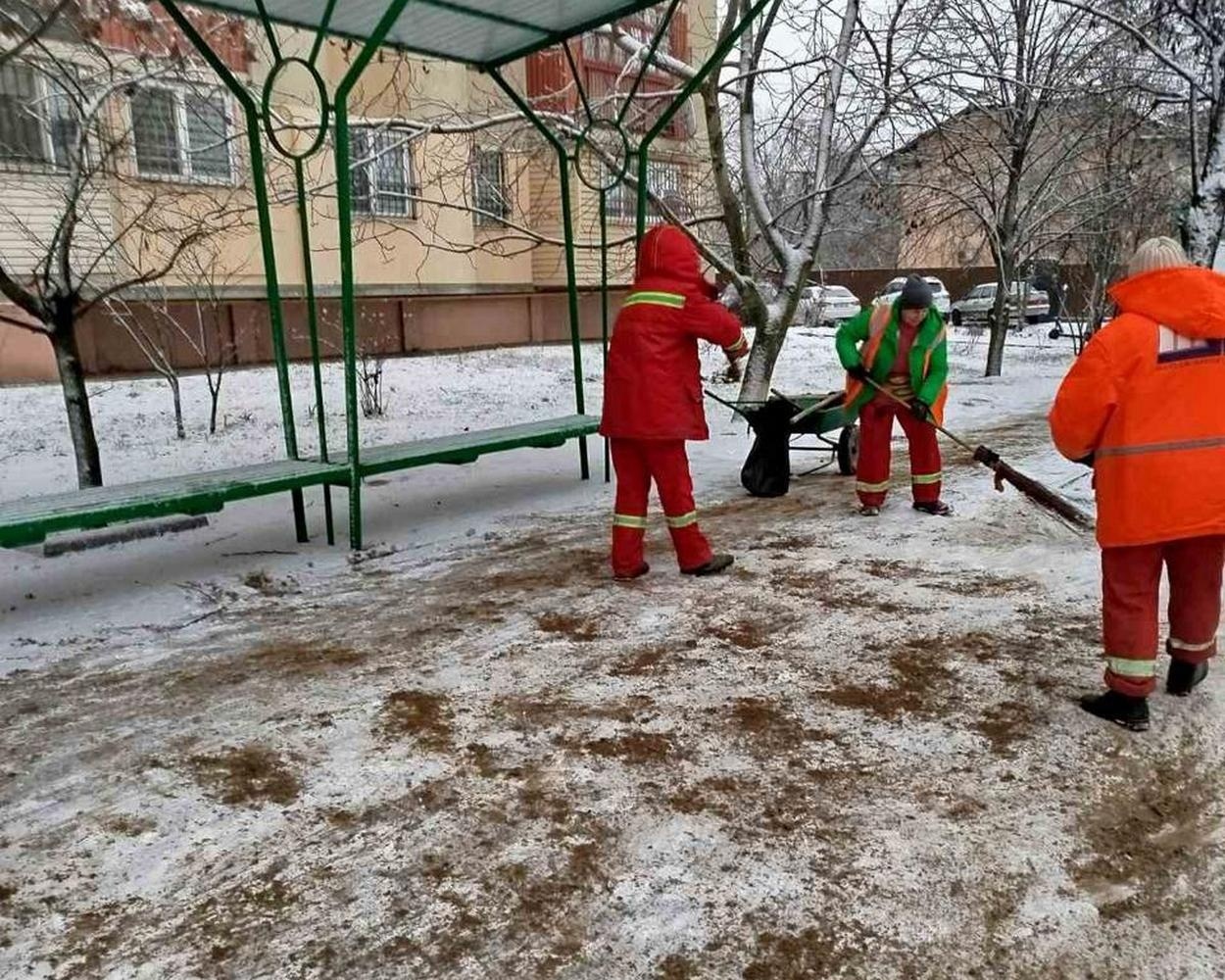 В Ізмаїлі сніг: працівники комунальних служб працюють на вулицях міста (фото)