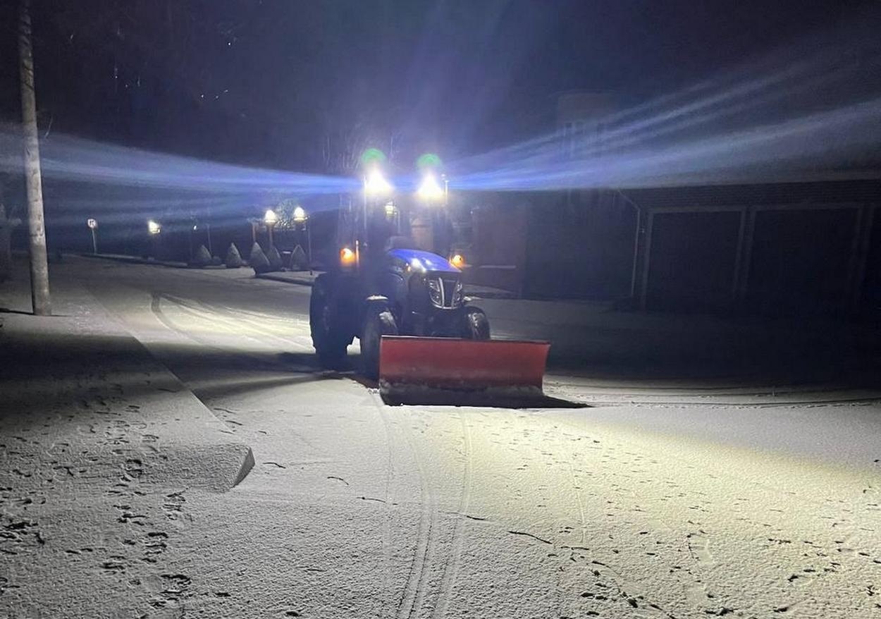 В Ізмаїлі сніг: працівники комунальних служб працюють на вулицях міста (фото)