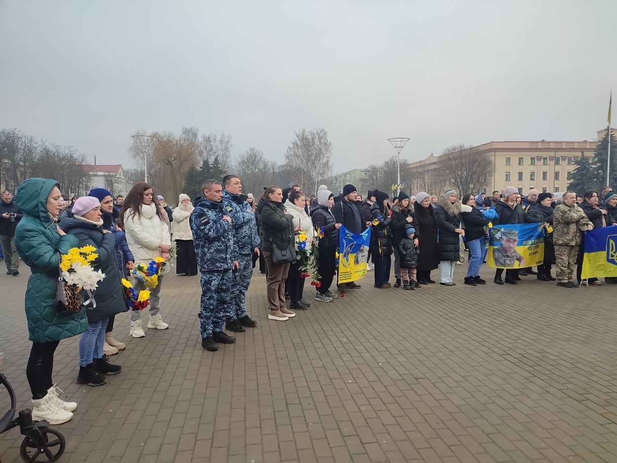 В Ізмаїлі на головній площі міста встановили бойові прапори бригад полеглих героїв-захисників