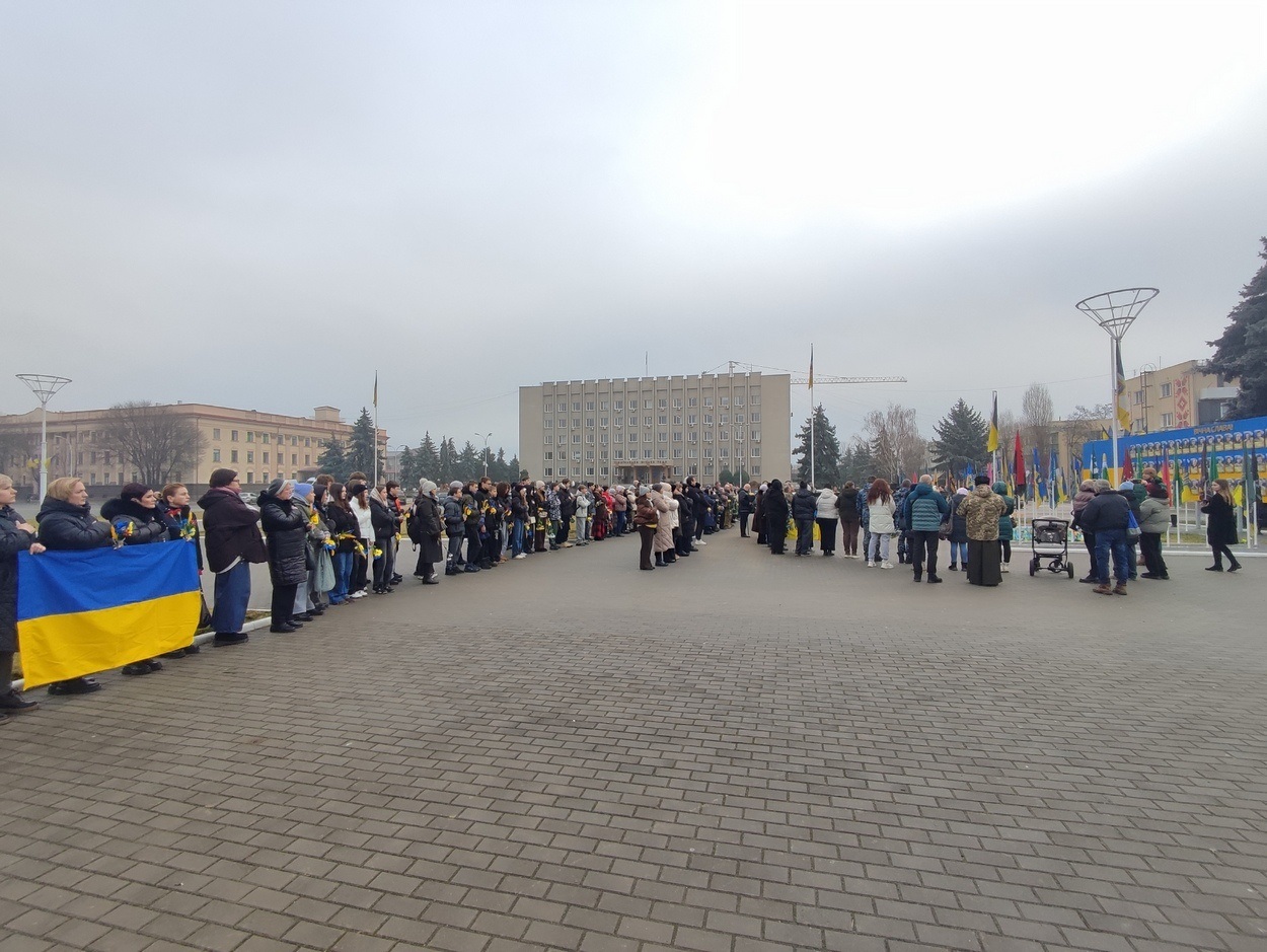 В Ізмаїлі на головній площі міста встановили бойові прапори бригад полеглих героїв-захисників