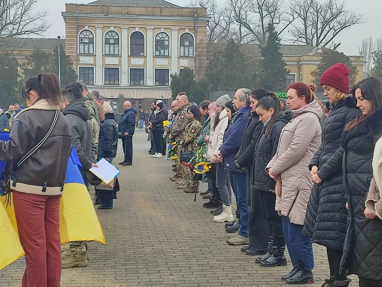 В Ізмаїлі на головній площі міста встановили бойові прапори бригад полеглих героїв-захисників