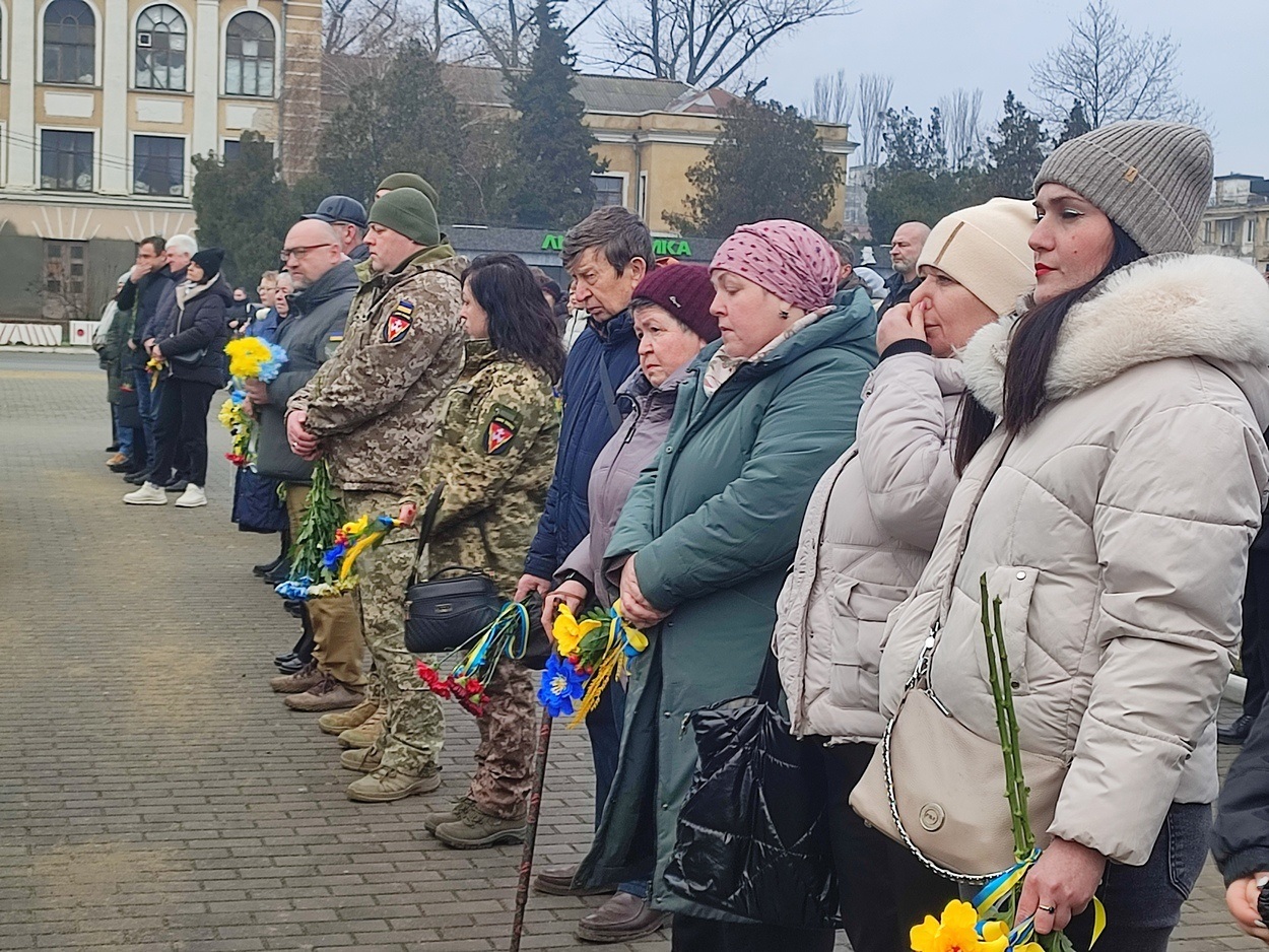 В Ізмаїлі на головній площі міста встановили бойові прапори бригад полеглих героїв-захисників