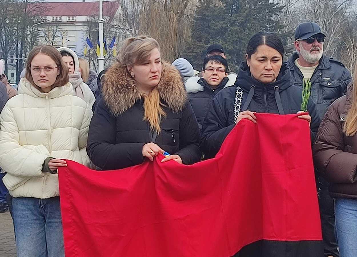 В Ізмаїлі на головній площі міста встановили бойові прапори бригад полеглих героїв-захисників