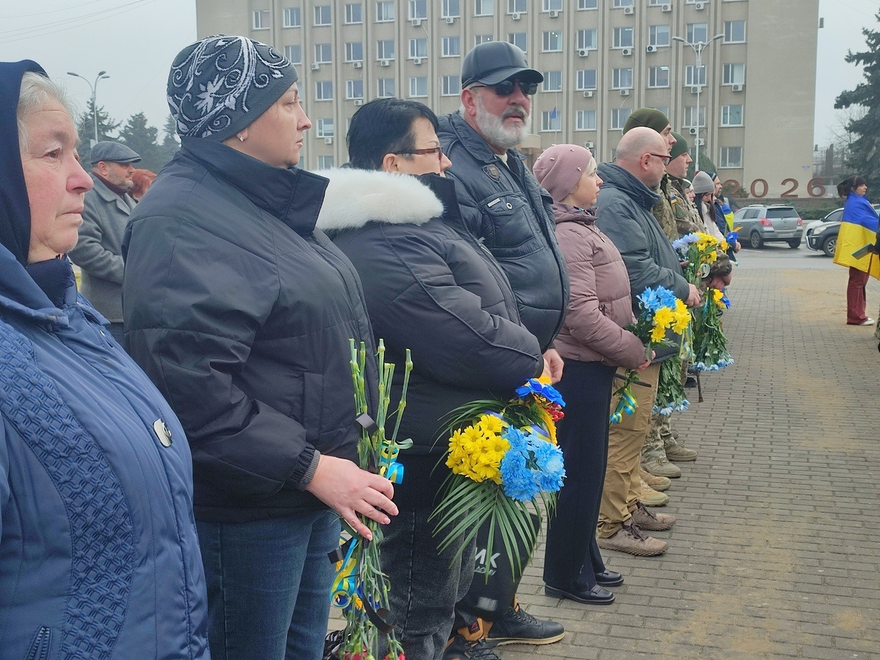 В Ізмаїлі на головній площі міста встановили бойові прапори бригад полеглих героїв-захисників