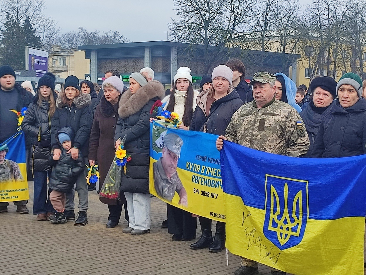 В Ізмаїлі на головній площі міста встановили бойові прапори бригад полеглих героїв-захисників