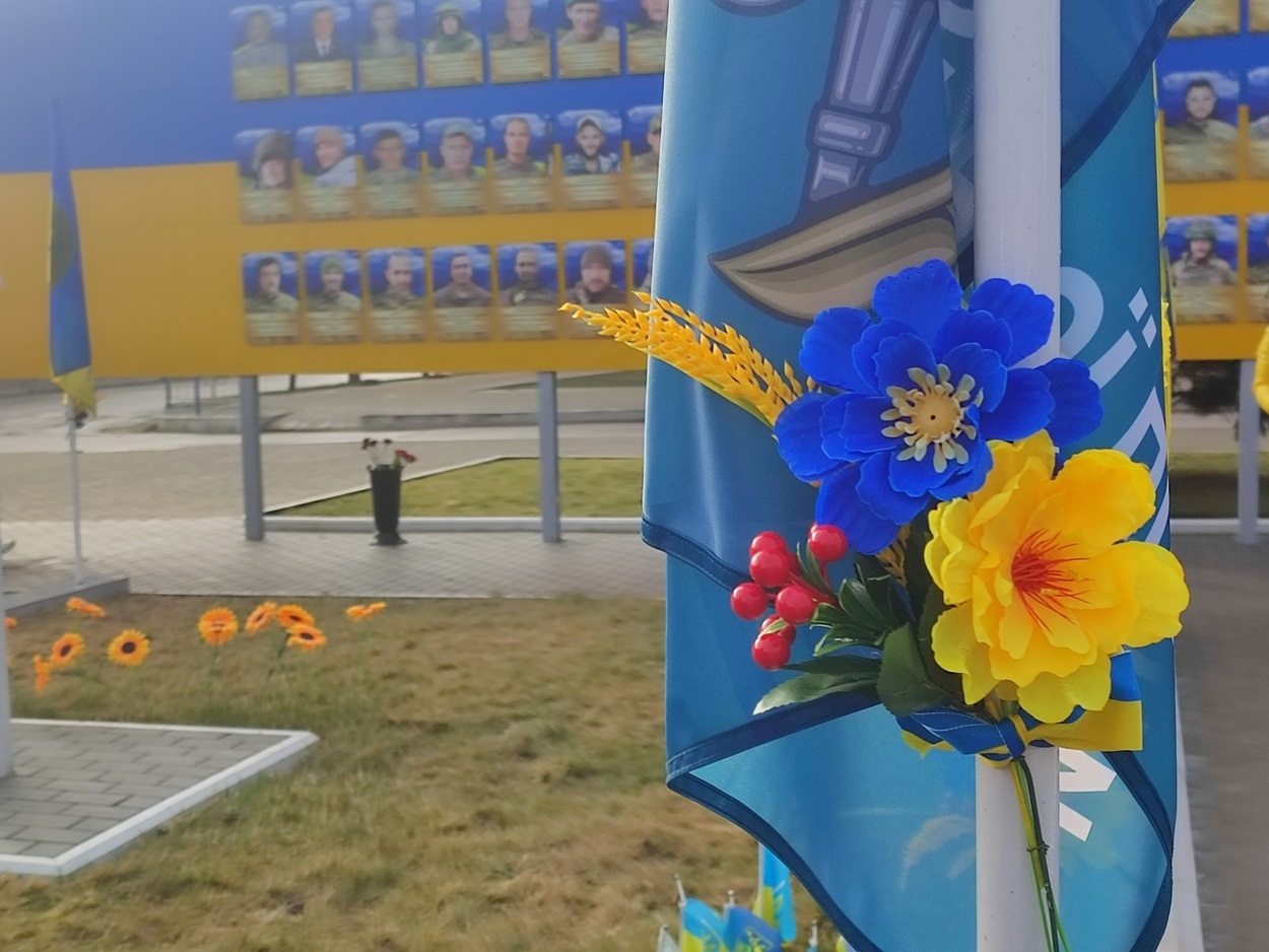 В Ізмаїлі на головній площі міста встановили бойові прапори бригад полеглих героїв-захисників