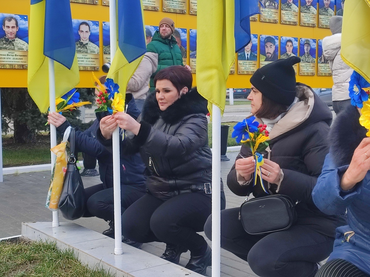 В Ізмаїлі на головній площі міста встановили бойові прапори бригад полеглих героїв-захисників