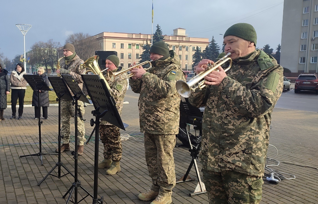 В Ізмаїлі на головній площі міста встановили бойові прапори бригад полеглих героїв-захисників