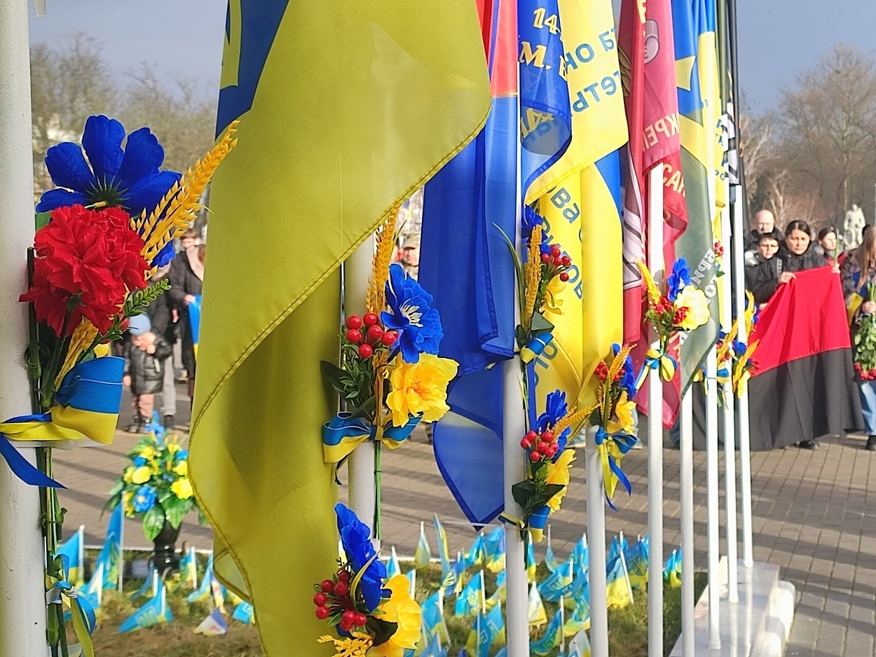 В Ізмаїлі на головній площі міста встановили бойові прапори бригад полеглих героїв-захисників