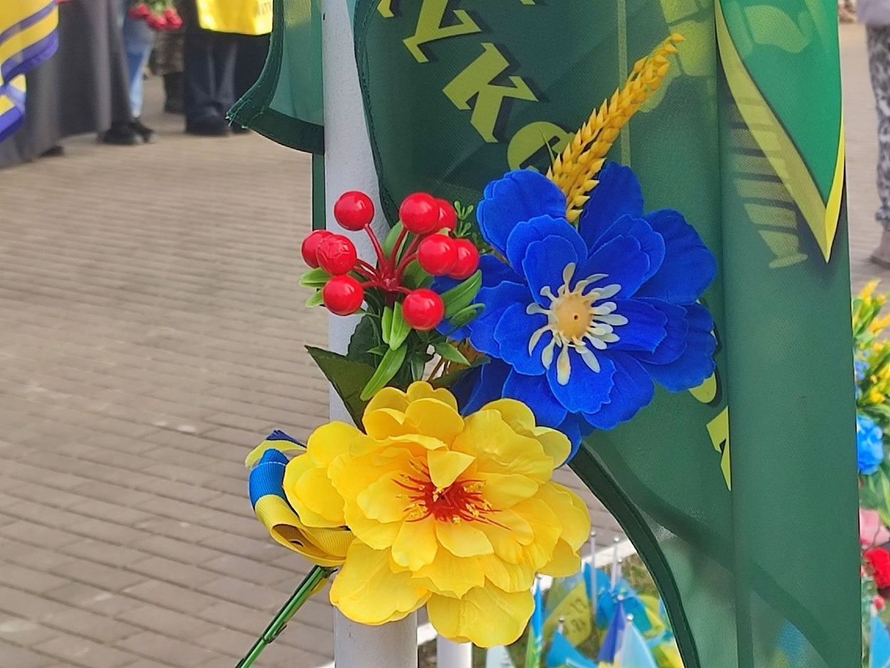 В Ізмаїлі на головній площі міста встановили бойові прапори бригад полеглих героїв-захисників