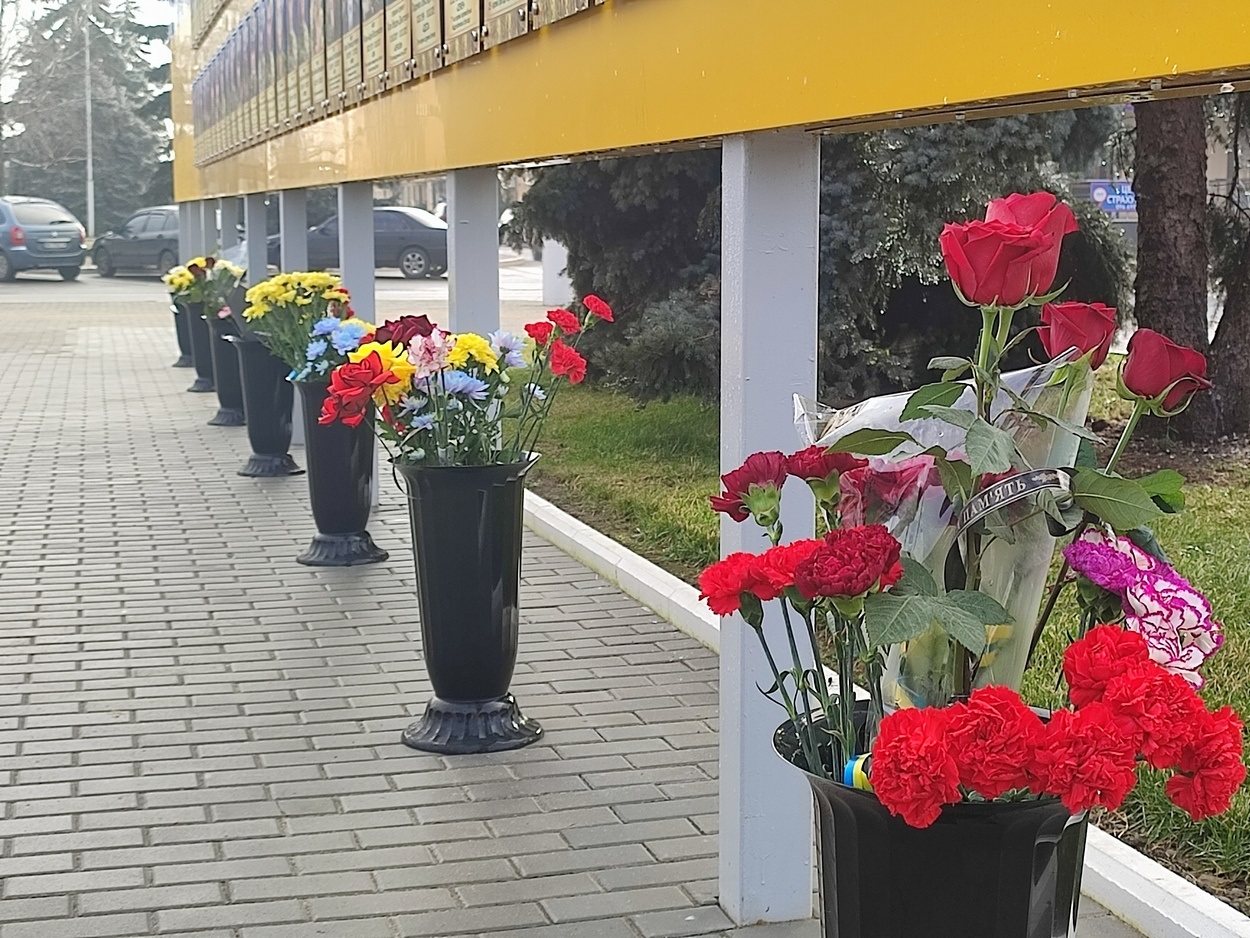 В Ізмаїлі на головній площі міста встановили бойові прапори бригад полеглих героїв-захисників